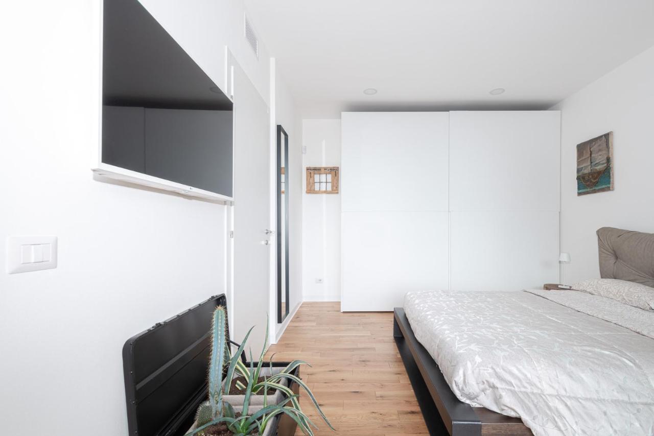 Appartamento Dany Con Vista Lago By Holiday Solutions نيسّو المظهر الخارجي الصورة